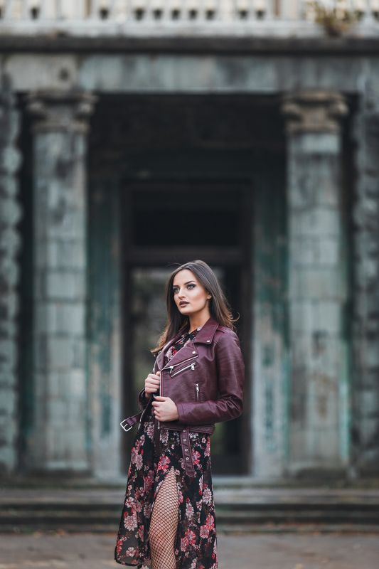 red, portrait, girl, street, background, beautiful, fashion, woman, lady, elegant, person, style, model, young, one, pose, casual, joy, attractive. Lalo фото превью