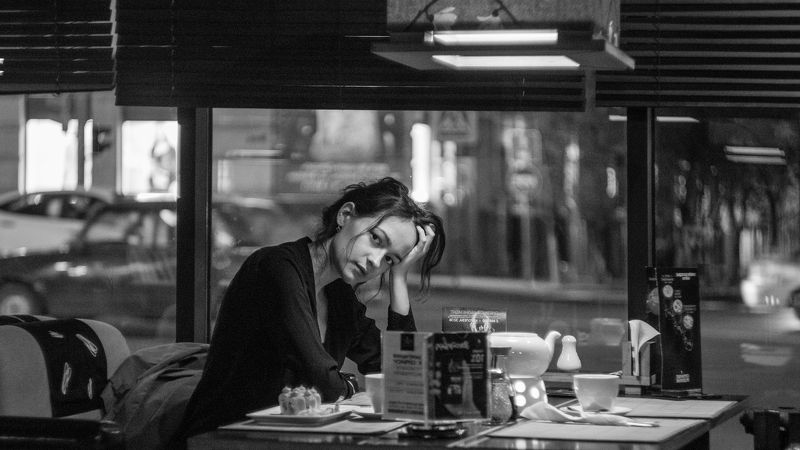 девушка , взгляд , модель , портрет , жанр , глаза , фотография , фотосессия , прикосновение , ч/б b&w , photo , photography , black , art , nude , грусть , любовь Ожидание фото превью