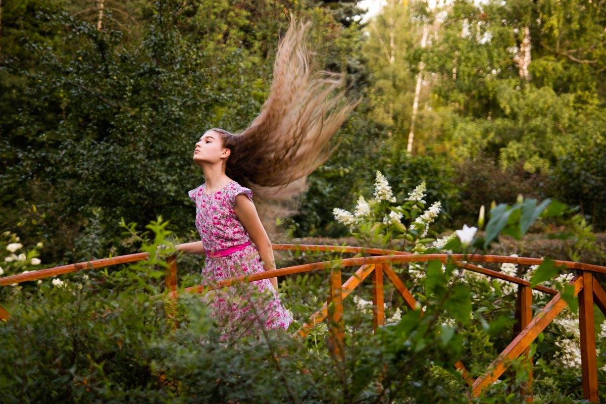 лето, цветы, зелень, парк, мост, девочка, Сергей Козинцев