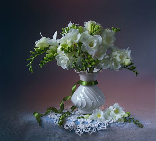 Букетик белых фрезий.