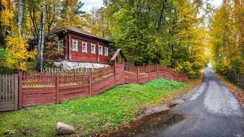 Дом за забором