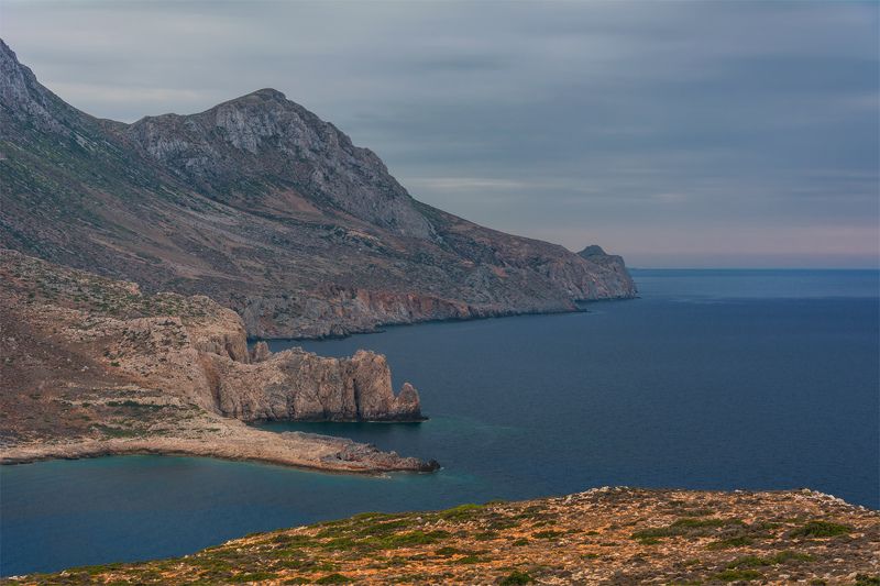 природа, пейзаж, море, горы, берег, побережье, греция Скалистый берег фото превью