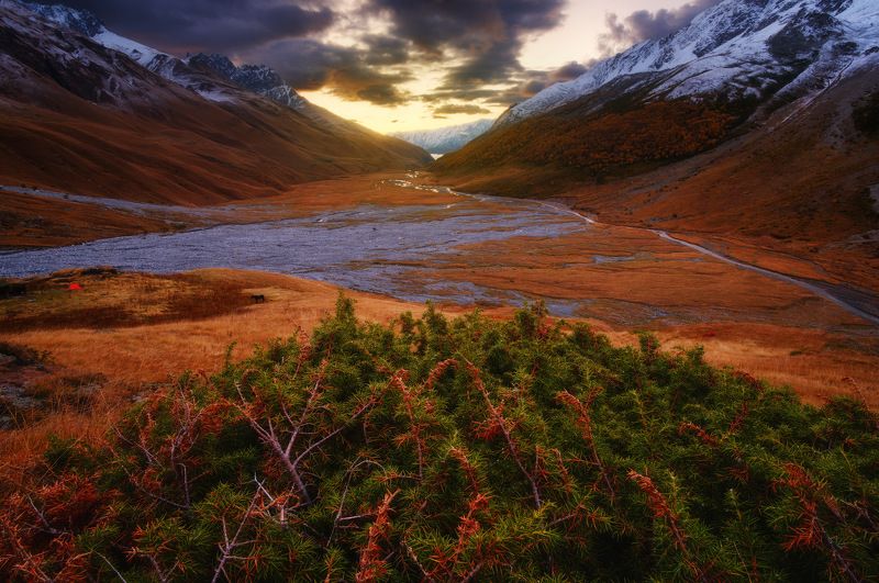 россия, кавказ, северная осетия, горы, ущелье, дигория, рассвет, сумерки, природа, хребет, скалы, небо, река, ледник, болото Сказочная Дигория фото превью