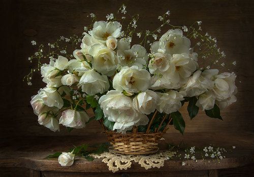 Розы в корзине.