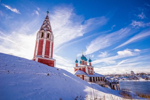 На высоком берегу на крутом