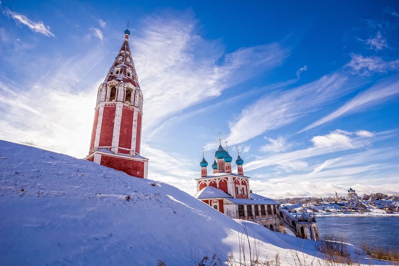 тутаев, берег, волга, река, снег, зима, небо, солнце, красный, церковь, храм На высоком берегу на крутом фото превью