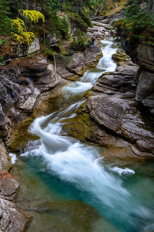 Канада, Скалистые горы, каньон, водопад Водопад в Скалистых горах фото превью