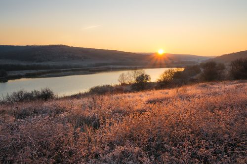 морозный рассвет на озере