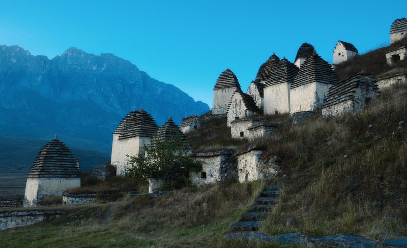 россия, северная осетия, даргавс, кавказ, горы, ущелье, некрополь, кладбище, пейзаж, природа, закат, сумерки Город мертвых фото превью