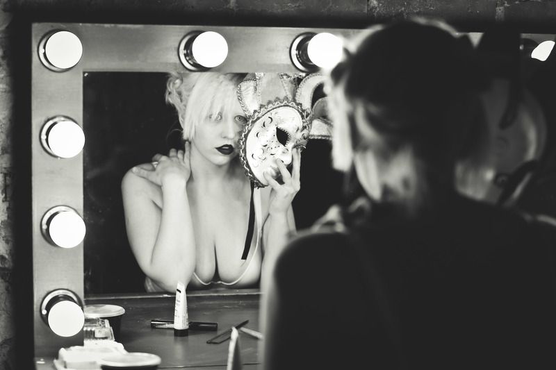 студия, портрет, девушка, модель, зеркало, маска Арлекино фото превью