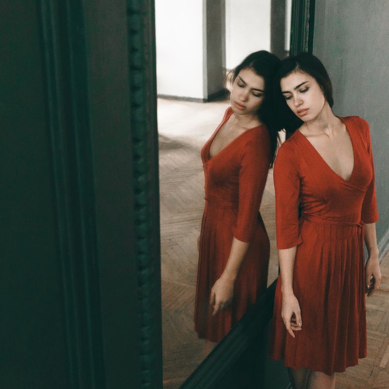 в красном фото превью