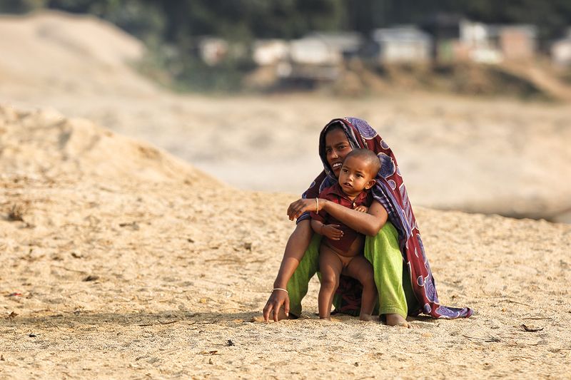 девочка, мать, объятия, двое, бангладеш, песок, малышка, материнство С мамой фото превью