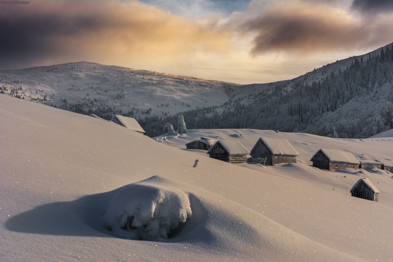 Huts on the mountain valley фото превью