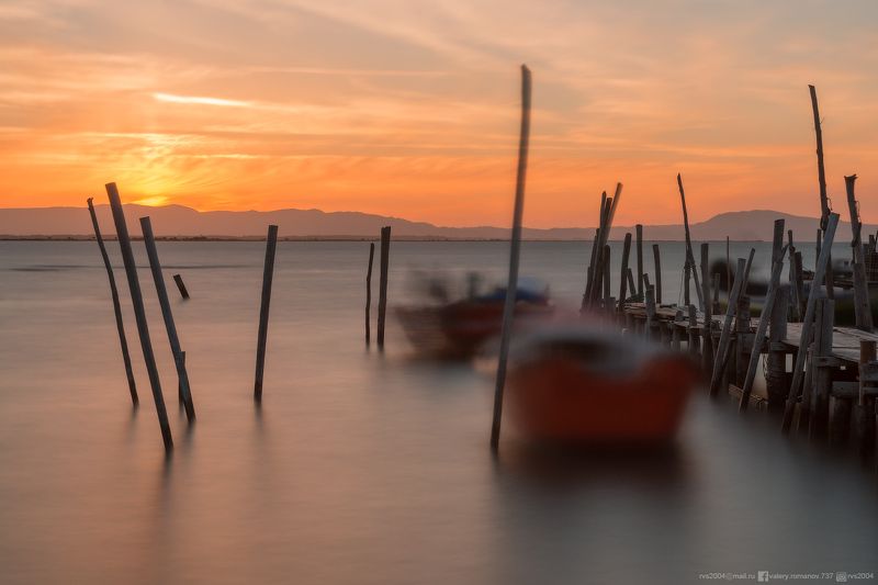 пристань, берег, отражение, гавань, лодка, закат, вода, море, пляж, природа, небо, сумерки, лето, мореходство, Пейзаж, Солнце, Путешествия, Восход, Рассвет, Португалия, оранжевый, синий Закат в деревушке Компорта фото превью