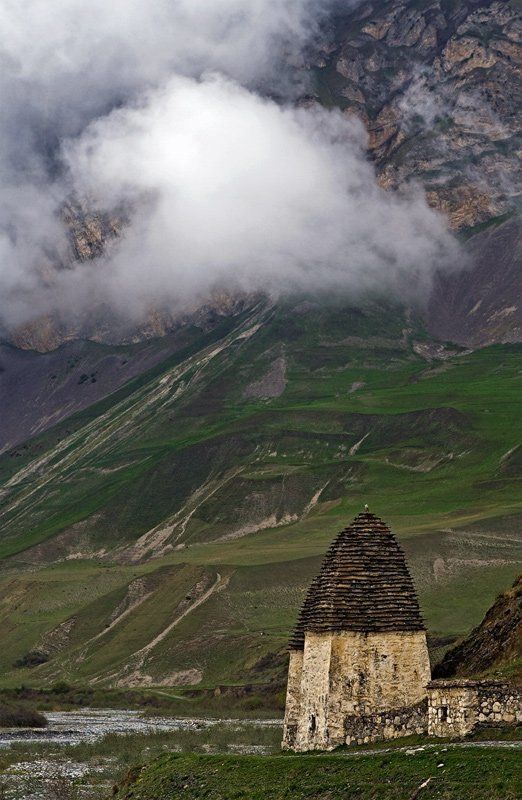 даргавс, город мертвых, северная осетия, кавказ, горы, родовой склеп, камни Окраина города фото превью