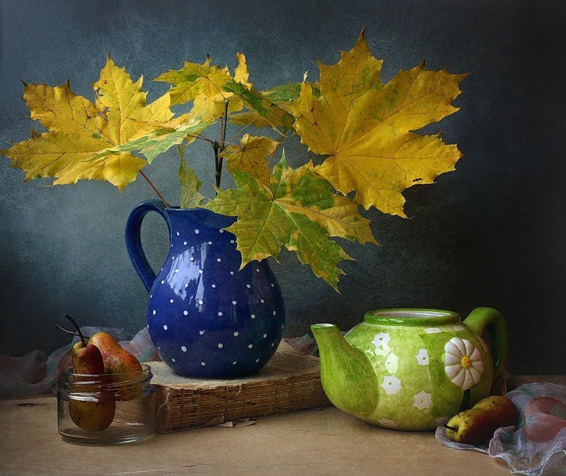 Чайник (без крышки)  и осенние листья... фото превью