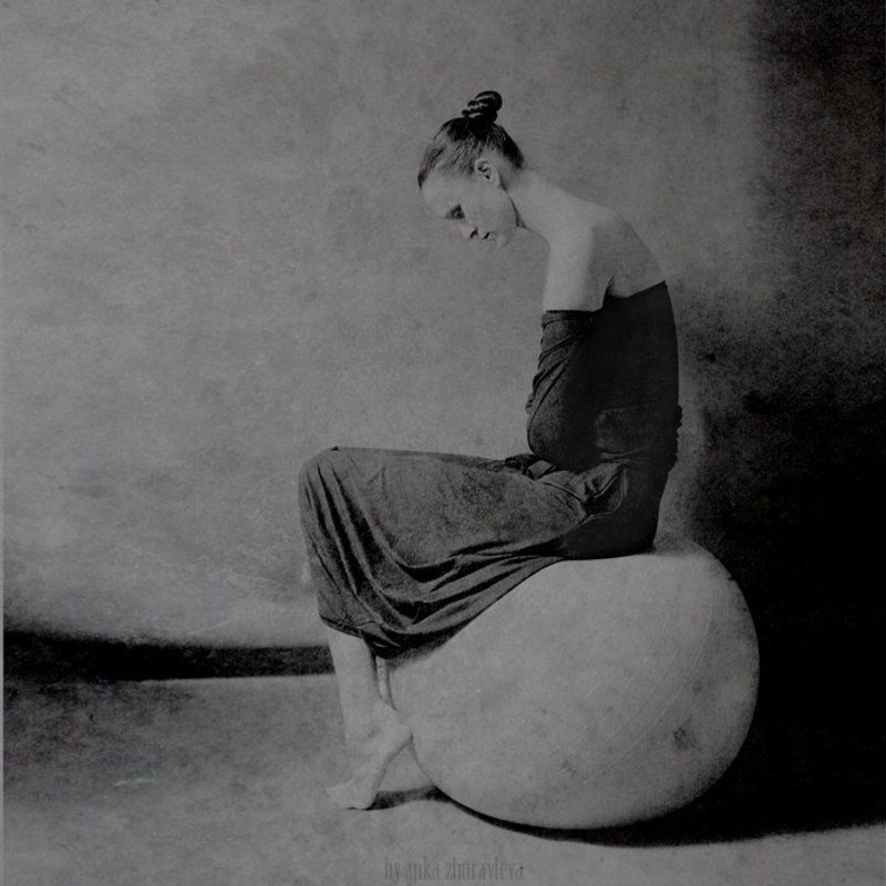 сидящая на шаре фото превью