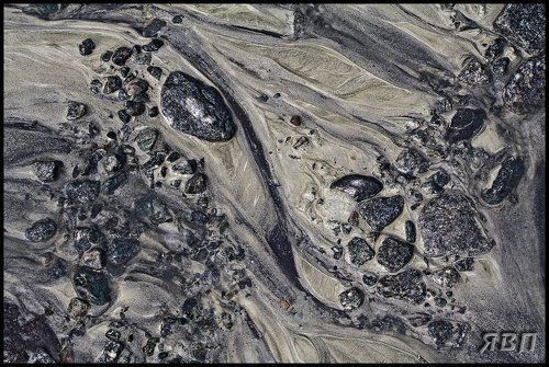 Абстрактные картинки на дне ручья вытекающего из-под Аккемского ледника