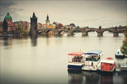 У Карлова моста.