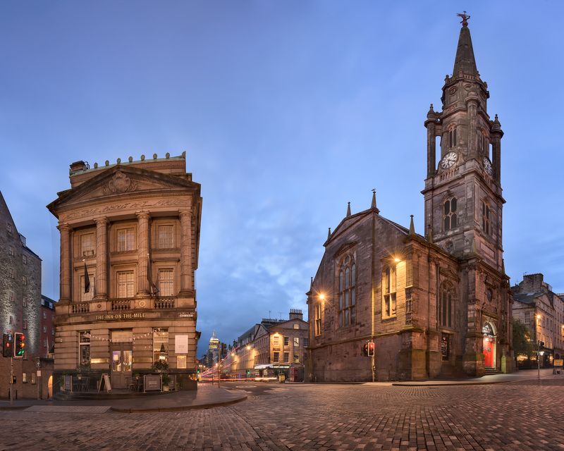architecture, bell, blue, britain, british, building, capital, cathedral, church, city, cityscape, clock, dawn, edinburgh, europe, european, facade, gothic, great, historic, historical, history, illuminated, kingdom, kirk, landmark, lights, lothian, medie Panorama of Tron Kirk and the Royal Mile фото превью