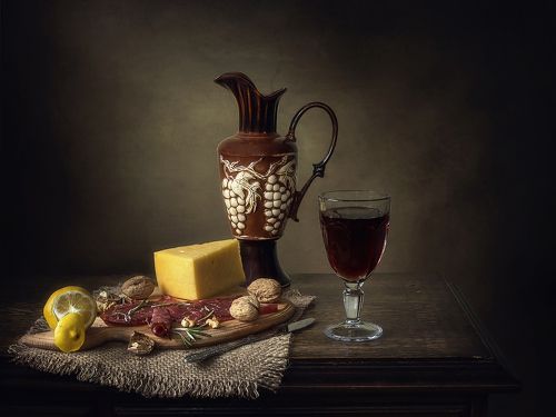 Натюрморт с копченым мясом и сыром