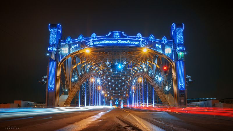 Большеохтинский мост в новогодней ливрее. фото превью