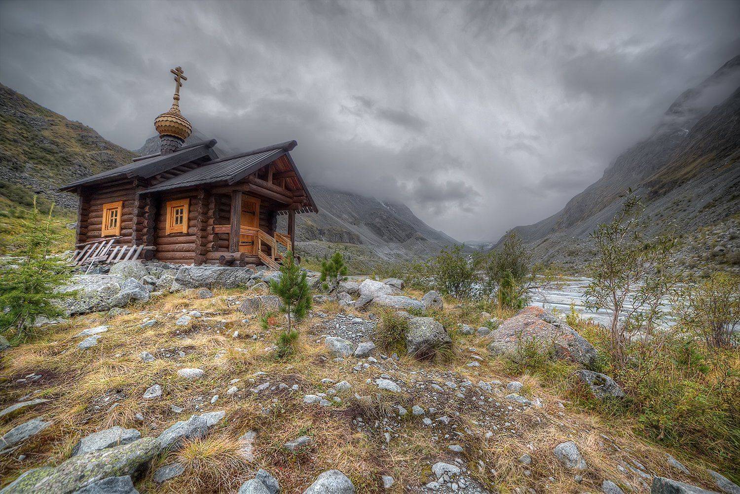 часовня аккем, часовня на озере аккем, высокогорная часовня, горный алтай, Сергей Кузнецов
