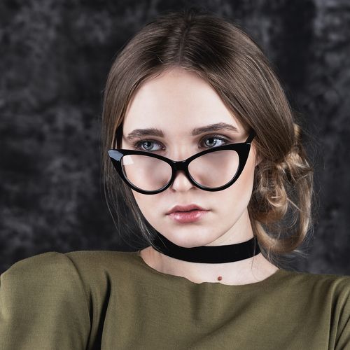 Девушка в очках