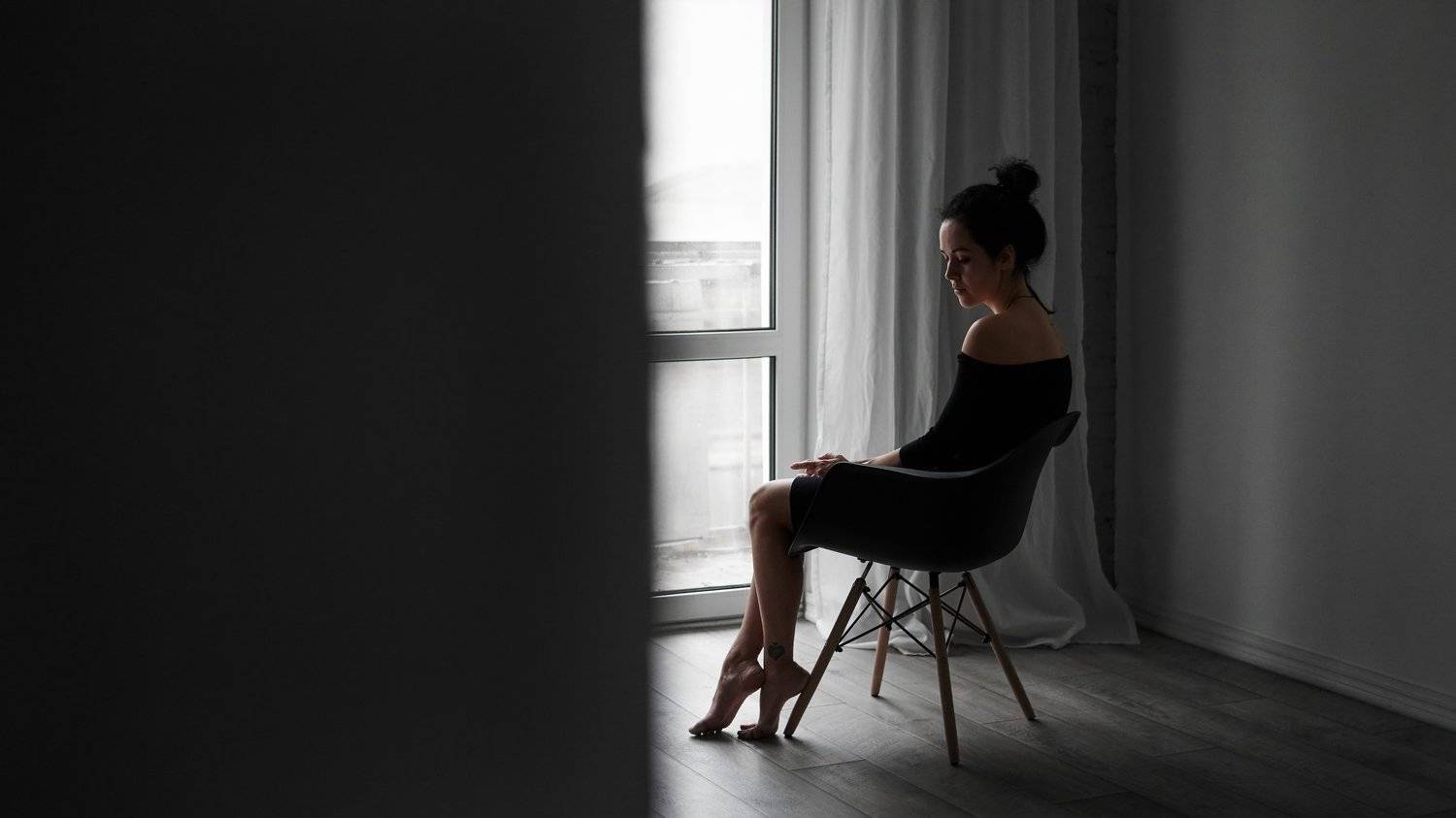 одиночество, женщина, естественный свет, свет из окна, минимализм, портрет, надежда, силуэт, тату, Андрей Шепель