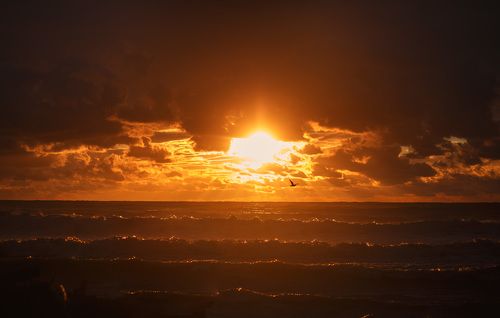 закат над морем.