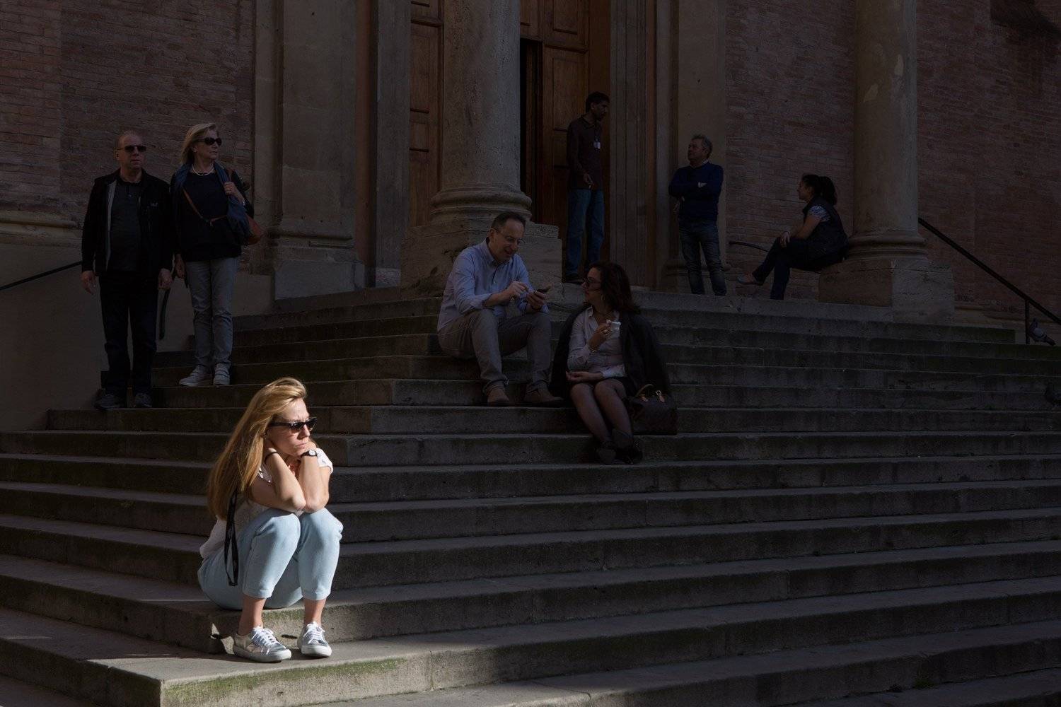 девушка, ступени, церковь, утро, свет, тень, люди, ситуация, прогулка, болонья, италия, антон селезнев, Антон Селезнев