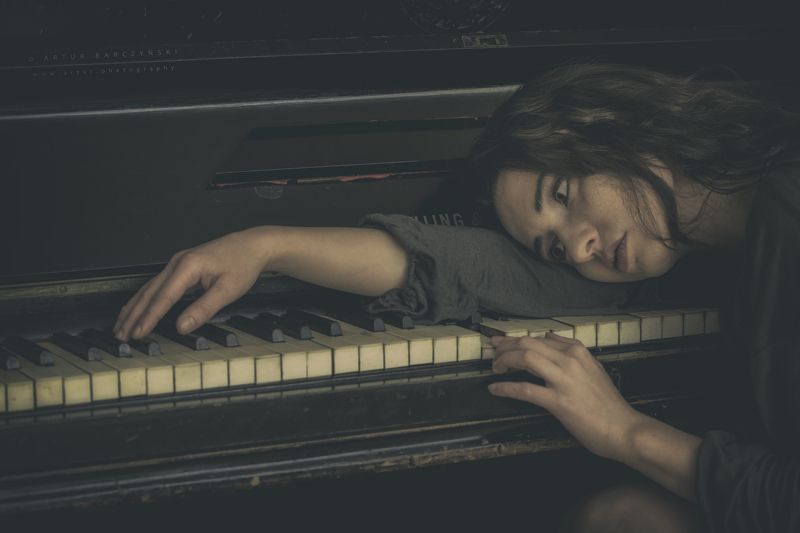 Artur Barczynski Portrait girl piano It\'s raininig outside  фото превью