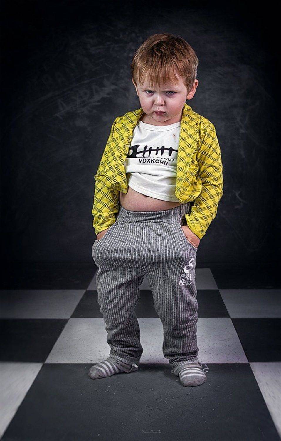 люди, мужчина, ребенок, дети, портрет, эмоции, хмурый, доска, текстура, надпись, глаза, взгляд, мальчик, студия, лицо, сарказм, фотокузница, ivankovale, Ковалёв Иван