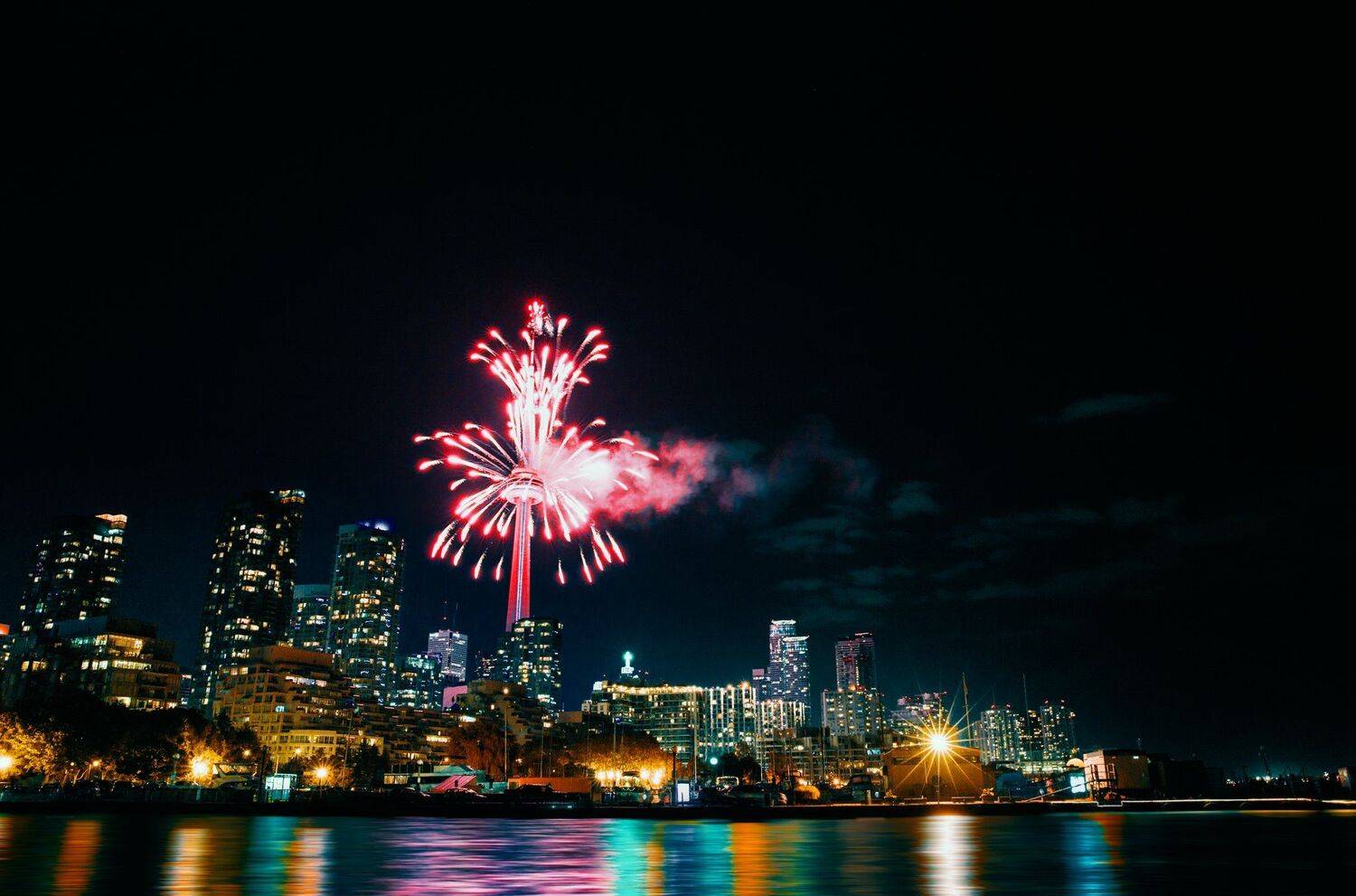 canada, ontario, toronto, waterfront, lake, night, cityscape, fireworks, reflection, mirrored, long exposure, night photography, red, buildings, tower, cn, cn tower, celebration, 150, 150 years, country celebration, tradition, dark, skyline, megacity, met, Марко Радовановић