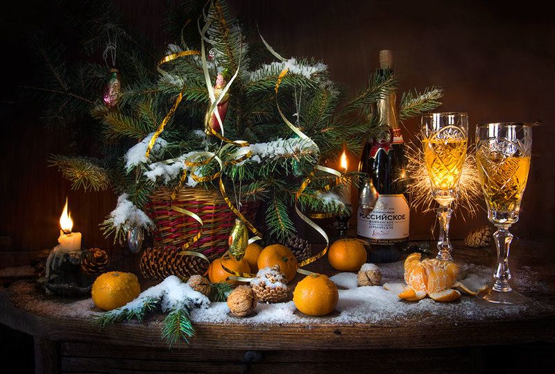 красивый новогодний натюрморт,мандарины,шампанское,бенгальские огни,орехи,ёлка,игрушки,художественное фото,искусство,творчество,людмила костюченко. С наступающим! фото превью