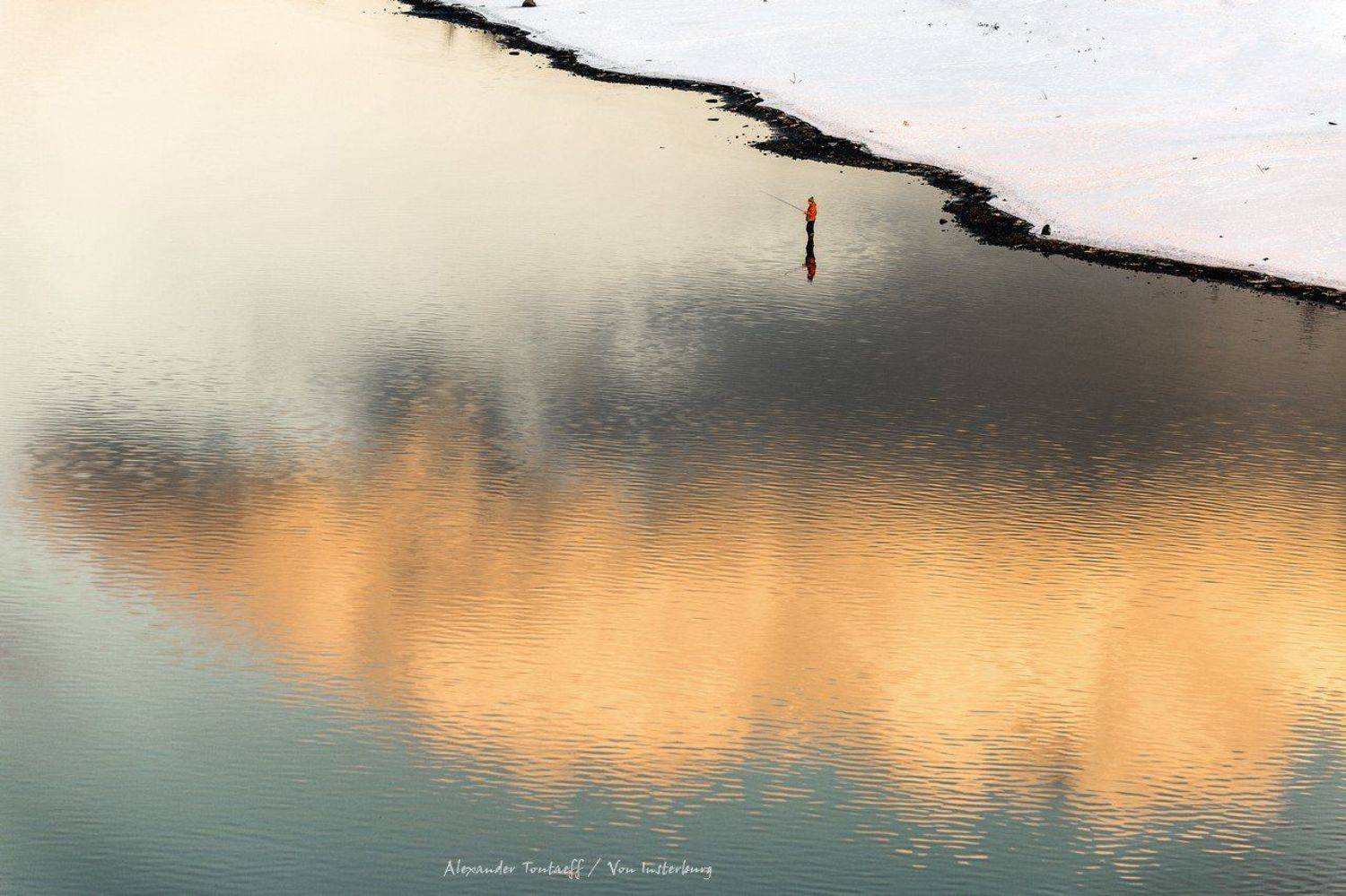 Люди, город, улица, жанр, река, вода, отражение, облако, рыбак, минимализм, человек,, АлександрТутаев