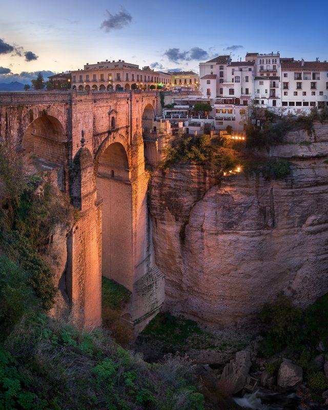 ancient, andalucia, andalusia, antique, arch, architecture, blue, bridge, building, canyon, chasm, city, cityscape, cliff, dusk, europe, european, evening, gorge, high, hill, historic, historical, history, house, iberia, iconic, illuminated, landmark, lan Puente Nuevo Bridge and Ronda Skyline фото превью