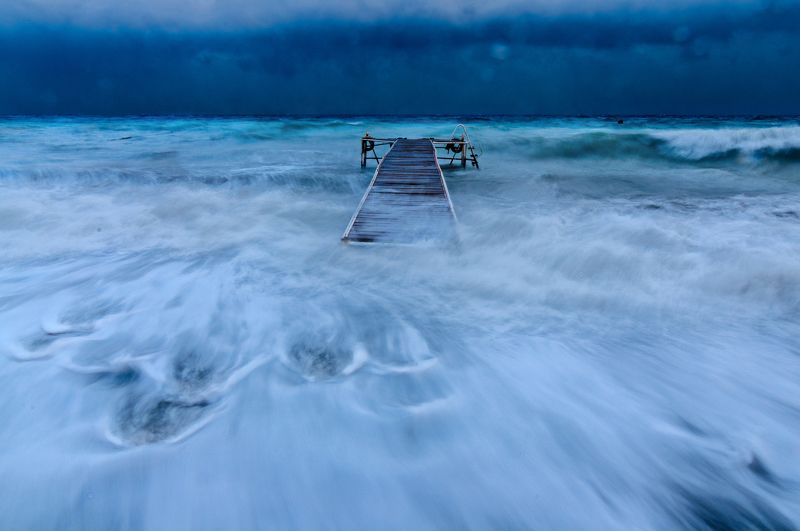 pier in a raging sea фото превью