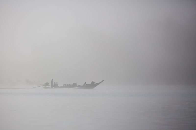 таиланд, озеро, чео лан, лодка Сквозь утренний туман фото превью