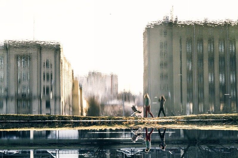 Люди, город, улица, жанр, отражение, дома, вода, человек, *** фото превью