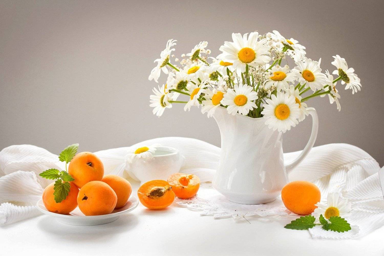 натюрморт, ромашки, абрикосы, кувшин, салфетка, Шруб (Беляева) Татьяна
