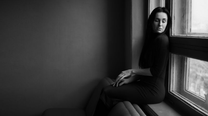 женщина, черно-белое, руки, изящность, сухоцвет, ботаника, натуральный свет, женский портрет, свет из окна Елена фото превью