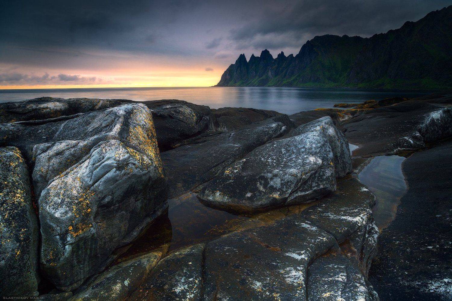 Норвегия, Сенья, облака, путешествия, скалы, камни, побережье, вода, ветер, холод, север, горы, пик, трава, Norway, north, sea, sky, sunse, sunrise, explore, outdoor, scenic, mountains, peak, range, travel, trekking, Senja, Максим Сластников