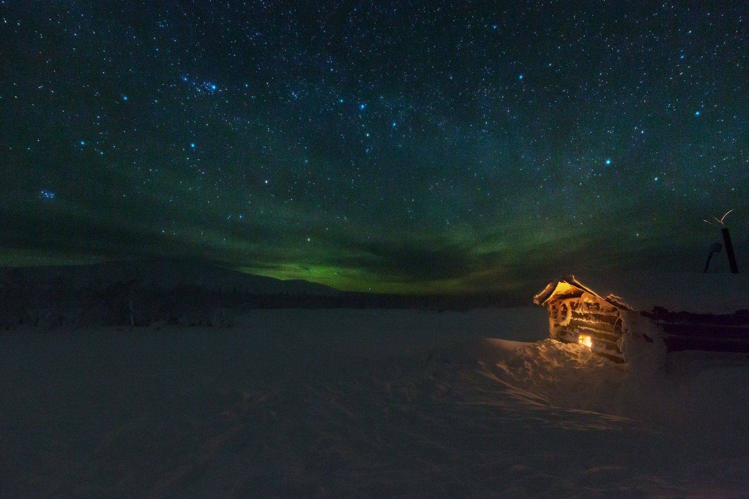 зима, небо, звезды, северное сияние, млечный путь, избушка, снег, горы, северный урал, антон селезнев, с новым годом, Антон Селезнев