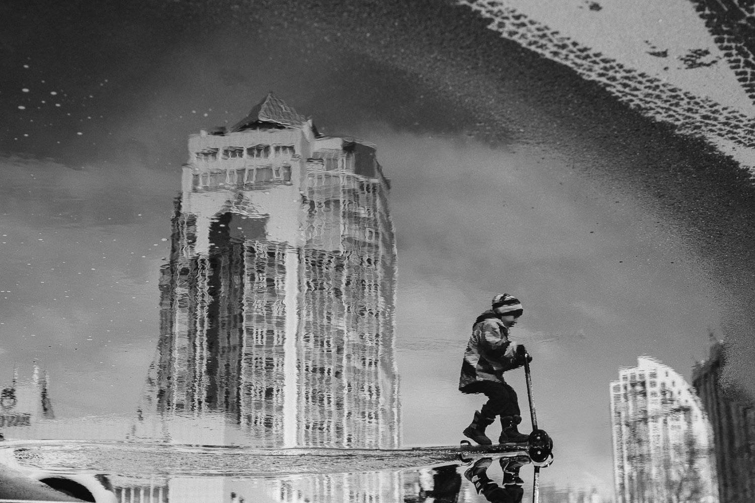 чб, улица, лужа, отражение, ребенок, самокат, приморье, владивосток, Антон Блохин