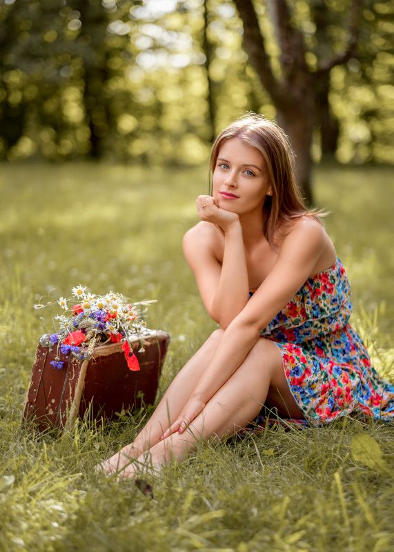 Girl with flowers фото превью