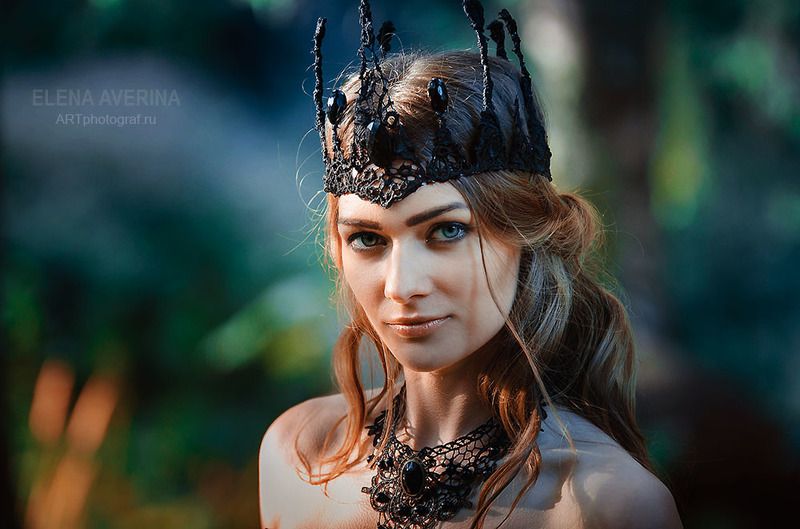 королева, девушка в короне, девушка в лесу, синее платье, корсет, сказочная фотосессия, портрет девушки, творческая фотосессия В осеннем лесу фото превью