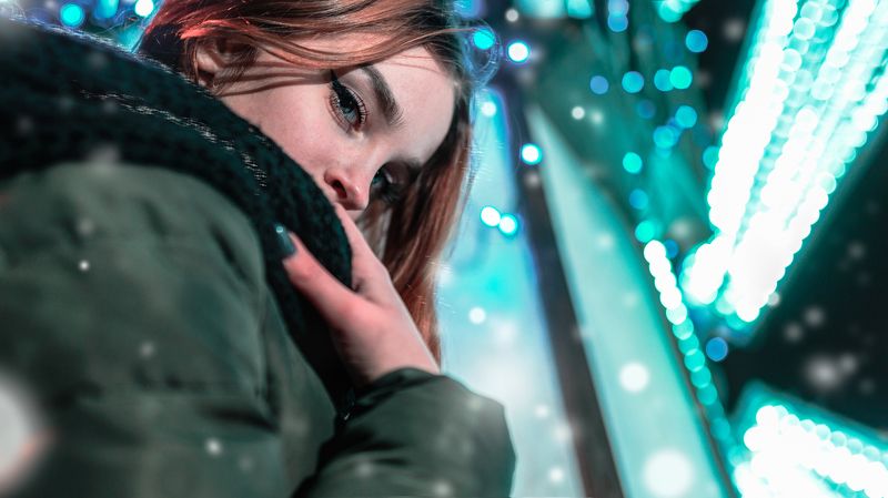 снег огни рыжая девушка холод глаза гирлянды   фото превью