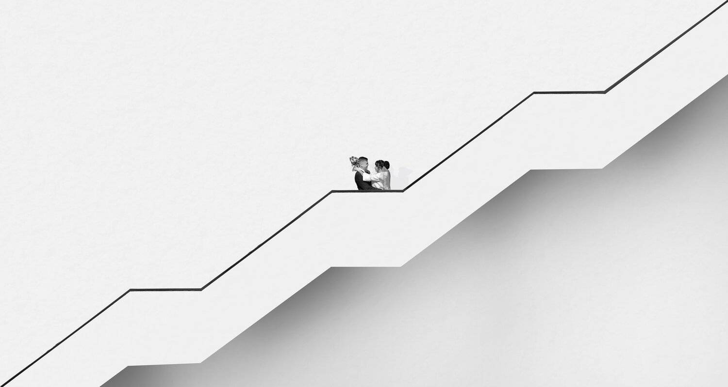 объятия молодожены лестница помолейко pomoleyko минимализм свадьба свадебное жених невеста черно-белое прогулка, Павел Помолейко