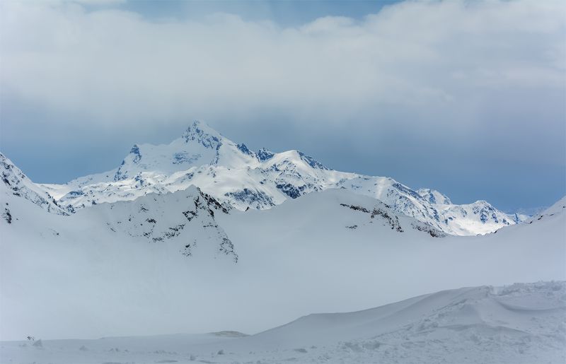 природа, пейзаж, горы, кавказ, эльбрус, снег, весна, вершины, панорама, Со склона Эльбруса фото превью